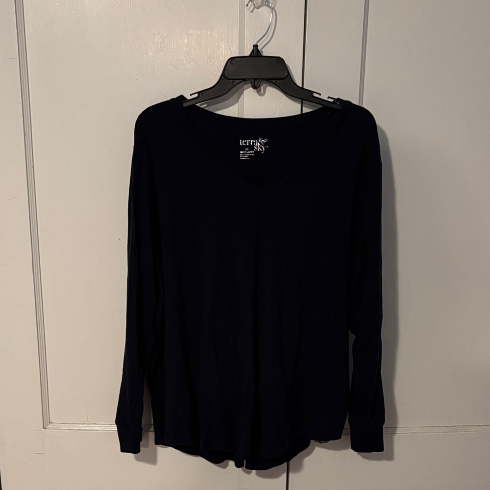 Terra & Sky Women's Navy V-Neck Long Sleeve Top